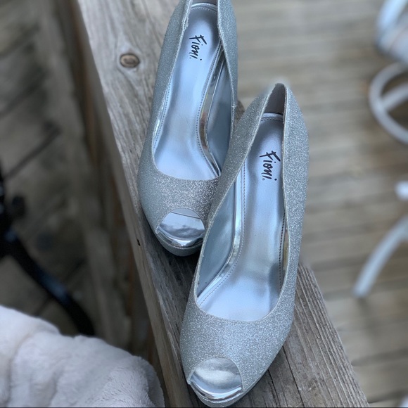 NIB Fioni Silver Sparkly open toe heels. 7 1/2 - Picture 3 of 7